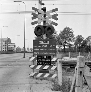 857323 Afbeelding van de waarschuwingsborden WACHT tot het RODE LICHT GEDOOFD is. Er kan NOG een trein komen en In file ...